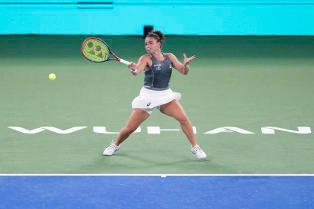 (251008) -- WUHAN, Oct. 8, 2025 -- Jasmine Paolini of Italy hits a return during the women s singles round of 32 match against Yuan Yue of China at the 2025 Wuhan Open tennis tournament in Wuhan, central China s Hubei Province, Oct. 8, 2025. ) (SP)CHINA-WUHAN-TENNIS-WUHAN OPEN-WOMEN S SINGLES (CN) WuxZhizun 