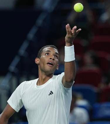 (251008) -- SHANGHAI, Oct. 8, 2025 -- Felix Auger-Aliassime of Canada serves during the men s singles round of 16 match agaisnt Lorenzo Musetti of Italy at the ATP, Tennis Herren World Tour Shanghai Masters tennis tournament in Shanghai, east China, Oct. 8, 2025. (SP)CHINA-SHANGHAI-TENNIS-ATP TOUR-SHANGHAI MASTERS-MEN S SINGLES (CN) DingxTing 