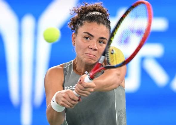 (251008) -- WUHAN, Oct. 8, 2025 -- Jasmine Paolini of Italy hits a return during the women s singles round of 32 match against Yuan Yue of China at the 2025 Wuhan Open tennis tournament in Wuhan, central China s Hubei Province, Oct. 8, 2025. ) (SP)CHINA-WUHAN-TENNIS-WUHAN OPEN-WOMEN S SINGLES (CN) ChengxMin 