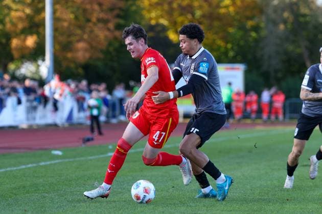 in duel, action, with Tim Schnitzer 47 FC Augsburg , Jonas David 15 SSV Ulm 1846 , FC Augsburg vs SSV Ulm 1846, Soccer, Test match, 08 10 2025 Burgau Bayern Germany Copyright: xkolbert-press ChristianxKolbertx