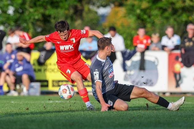 in duel, action, with Max Scholze 28 SSV Ulm 1846 , Primin Reinheimer 35 FC Augsburg , FC Augsburg vs SSV Ulm 1846, Soccer, Test match, 08 10 2025 Burgau Bayern Germany Copyright: xkolbert-press ChristianxKolbertx