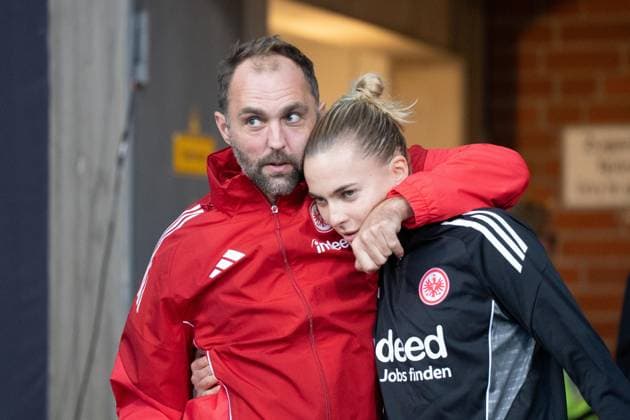 08 10 2025, xhfmx, Football UEFA Women s Europa Cup Quali, Eintracht Frankfurt 1 FC Slovacko v l Fabian Meier Athletiktrainer Eintracht Frankfurt und Laura Freigang Eintracht Frankfurt DFL DFB REGULATIONS PROHIBIT ANY USE OF PHOTOGRAPHS as IMAGE SEQUENCES and or QUASI VIDEO Frankfurt