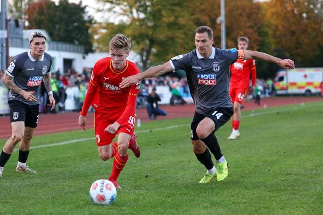 in duel, action, with Anton Kade 30 FC Augsburg , Dennis Dressel 14 SSV Ulm 1846 , FC Augsburg vs SSV Ulm 1846, Soccer, Test match, 08 10 2025 Burgau Bayern Germany Copyright: xkolbert-press ChristianxKolbertx
