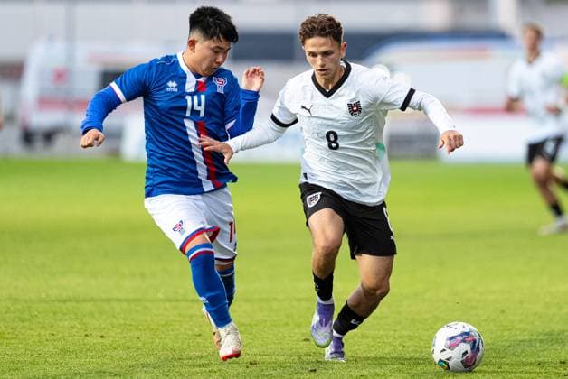 SOCCER - UEFA U17, U 17 EURO quali, AUT vs FRO WIENER NEUSTADT,AUSTRIA,08.OCT.25 - SOCCER - UEFA European Under-17 Championship 2026, qualifiers, OEFB under-17 international match, Länderspiel, Nationalmannschaft Austria vs Faroe Islands. Image shows Djoni Ore (FRO) and Edin Jakupi (AUT).  GEPAxpictures xKevinxKada