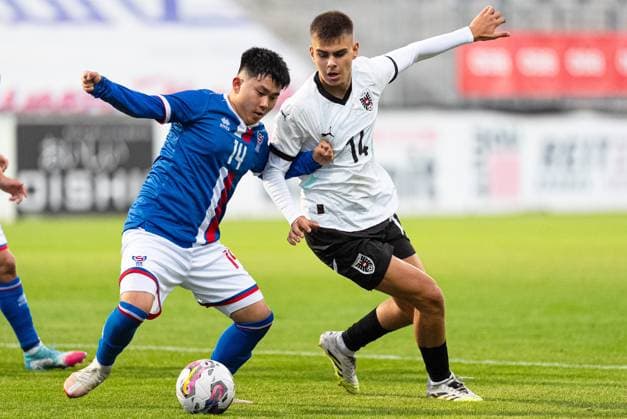 SOCCER - UEFA U17, U 17 EURO quali, AUT vs FRO WIENER NEUSTADT,AUSTRIA,08.OCT.25 - SOCCER - UEFA European Under-17 Championship 2026, qualifiers, OEFB under-17 international match, Länderspiel, Nationalmannschaft Austria vs Faroe Islands. Image shows Djoni Ore (FRO) and Filip Aleksic (AUT).  GEPAxpictures xKevinxKada
