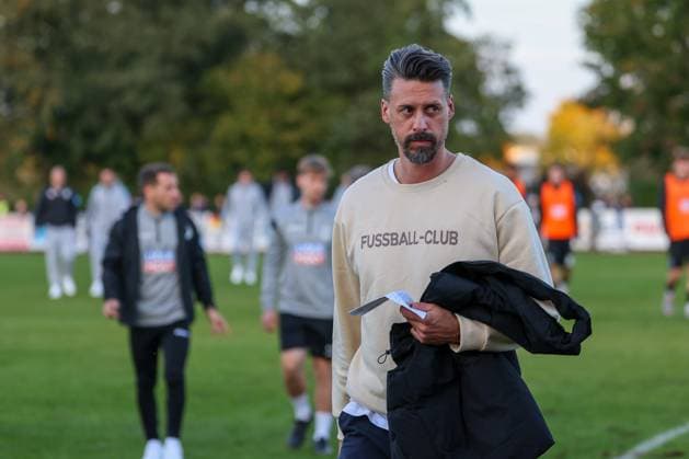 Half-time, Head coach Sandro Wagner FC Augsburg walks across the pitch, FC Augsburg vs SSV Ulm 1846, Football, Test match, 08 10 2025 Burgau Bayern Germany Copyright: xkolbert-press ChristianxKolbertx