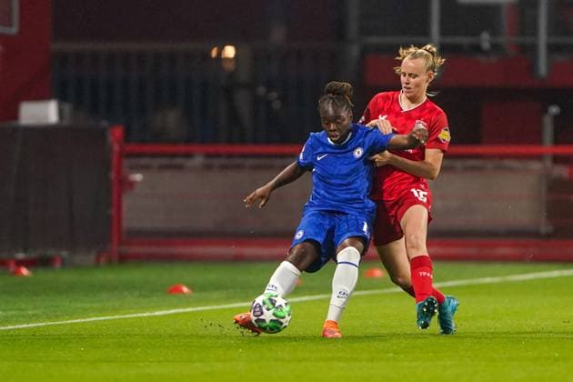 2025-10-08 FC Twente v Chelsea - UEFA Women s Champions League ENSCHEDE, NETHERLANDS - OCTOBER 8: Sandy Baltimore of Chelsea battles for possession with Leonie Vliek of FC Twente during the UEFA Women s Champions League match between FC Twente and Chelsea at De Grolsch Veste on October 8, 2025 in Enschede, Netherlands. Enschede De Grolsch Veste Netherlands Content not available for redistribution in The Netherlands directly or indirectly through any third parties. Copyright: xAndrexWeeningx