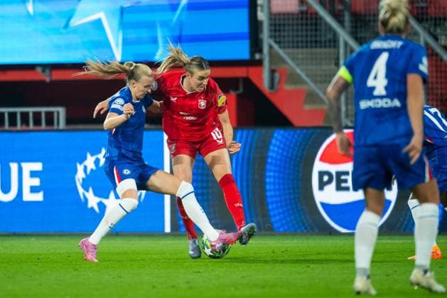 ENSCHEDE , 08 10-2025 , Stadium Grolsch Veste , season 2025 2026 , UEFA Womens Champions League football , match between FC Twente and Chelsea (women) , picture shows Chelsea player Agnes Beever-Jones FC Twente player Jill Roord Twente - Chelsea (women)  x31427710x Copyright: