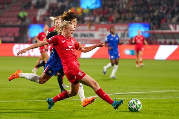 2025-10-08 FC Twente v Chelsea - UEFA Women s Champions League ENSCHEDE, NETHERLANDS - OCTOBER 8: Leonie Vliek of FC Twente shoots at goal during the UEFA Women s Champions League match between FC Twente and Chelsea at De Grolsch Veste on October 8, 2025 in Enschede, Netherlands. Enschede De Grolsch Veste Netherlands Content not available for redistribution in The Netherlands directly or indirectly through any third parties. Copyright: xAndrexWeeningx