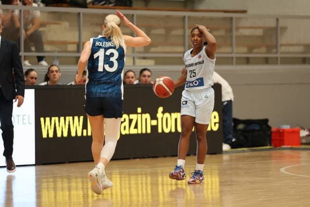 08 10 2025, Basketball, Women, Eurocup Women, Season 2025 2026, Saarlouis Royals EMLAK Konut SK Istanbul, Martha Burse Saarlouis Royals , Petra Holesinska EMLAK Konut SK Istanbul Saarlouis Stadtgartenhalle Saarland Germany DEU Copyright: xSebastianxBachx
