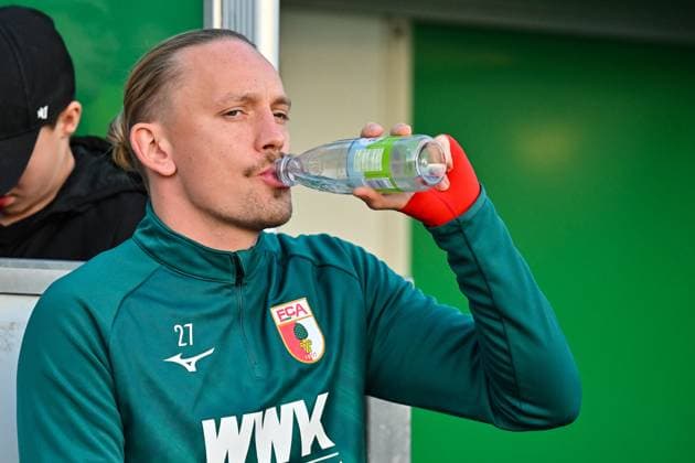 Test match FC Augsburg SSV Ulm 1846 Football 08 10 2025 In the picture Marius WOLF FC Augsburg 27 on the bench with a bottle of water in his hand Single photo cropped test match FC Augsburg SSV Ulm 1846 Football TSV Burgau Sports Center on 08 10 2025 Copyright: xBEAUTIFULxSPORTS Goldbergx