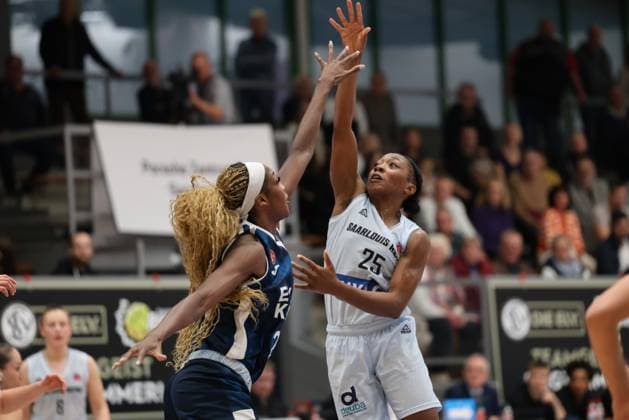 08 10 2025, Basketball, Women, Eurocup Women, Season 2025 2026, Saarlouis Royals EMLAK Konut SK Istanbul, Martha Burse Saarlouis Royals , Victoria Macaulay EMLAK Konut SK Istanbul Saarlouis Stadtgartenhalle Saarland Germany DEU Copyright: xSebastianxBachx