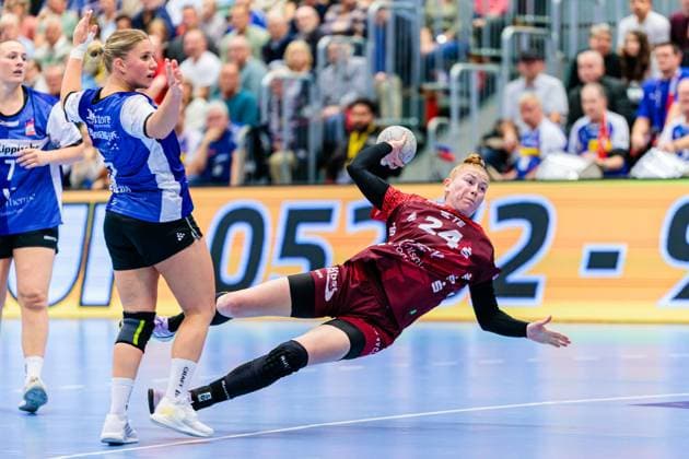v l Laura Rueffieux HSG Blomberg Lippe, 03 , Meike Schmelzer HSG Bensheim Auerbach, 24 in goal throw GER, HSG Blomberg Lippe vs HSG Bensheim Auerbach, Handball, 1 Bundesliga Women, Matchday 8, Season 2025 2026, 08 10 2025 GER, HSG Blomberg Lippe vs HSG Bensheim Auerbach, Handball, 1 Bundesliga Women, Matchday 8, Season 2025 2026, 08 10 2025 Blomberg Copyright: xEibner-Pressefoto JanxRollingerx EP_JSK
