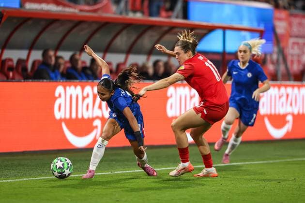 Enschede, Netherlands, October 8th 2025: Alieke Tuin (11 FC Twente) battles for possession with Alyssa Thompson (12 Chelsea FC) during the UEFA Womens Champions League League Phase MD1 football game between FC Twente and FC Chelsea at De Grolsch Veste in Enschede, Netherlands. (Leiting Gao SPP) Copyright: xLeitingxGaox xSPPx Sportspressphoto_SPR40072