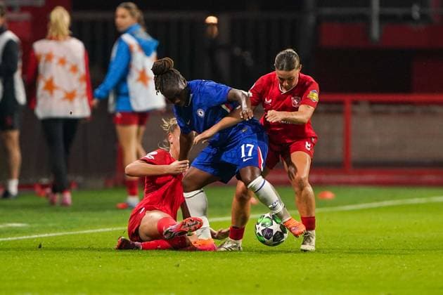 2025-10-08 FC Twente v Chelsea - UEFA Women s Champions League ENSCHEDE, NETHERLANDS - OCTOBER 8: Eva Oude Elberink of FC Twente battles for possession with Sandy Baltimore of Chelsea during the UEFA Women s Champions League match between FC Twente and Chelsea at De Grolsch Veste on October 8, 2025 in Enschede, Netherlands. Enschede De Grolsch Veste Netherlands Content not available for redistribution in The Netherlands directly or indirectly through any third parties. Copyright: xAndrexWeeningx