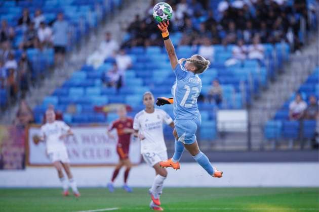 UEFA Women s Champions League - Real Madrid vs Roma MADRID, SPAIN -October 8: Merle Frohms of Real Madrid in action during the UEFA Women s Champions League match between Real Madrid and Roma at Alfredo Di Stefano stadium in Madrid. (Photo by Guillermo Martinez) Madrid Alfredo Di Stefano Stadium Spain Copyright: xGuillermoxMartinezx