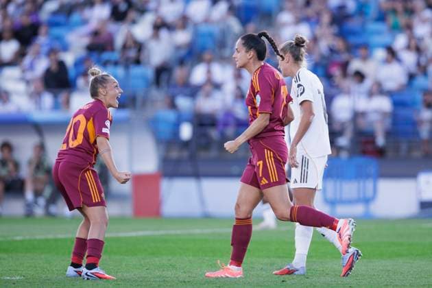 UEFA Women s Champions League - Real Madrid vs Roma MADRID, SPAIN -October 8: Evelyne Viens of Roma and Giada Greggi of Roma celebrates a goal during the UEFA Women s Champions League match between Real Madrid and Roma at Alfredo Di Stefano stadium in Madrid. (Photo by Guillermo Martinez) Madrid Alfredo Di Stefano Stadium Spain Copyright: xGuillermoxMartinezx