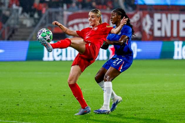 Jill Roord of FC Twente passes the ball under pressure from Oriane Jean-Francois of Chelsea FC FC Twente v Chelsea FC, UEFA Women s Champions League 2025 26 League Phase MD1, FC Twente v Chelsea FC Women, FC Twente Stadion, October 8, 2025, Enschede, Netherlands.