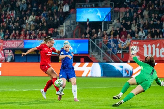ENSCHEDE , 08 10-2025 , Stadium Grolsch Veste , season 2025 2026 , UEFA Womens Champions League football , match between FC Twente and Chelsea (women) , picture shows FC Twente player Jaimy Ravensbergen Chelsea player Ellie Carpenter Twente - Chelsea (women)  x31427918x Copyright: