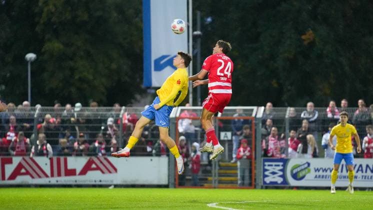 Soccer, Men, Season 2025 2026, Test match, Friendly match, FSV 63 Luckenwalde vs 1 FC Union Berlin, Wednesday 08 10 2025, Werner Seelenbinder Stadion Luckenwalde, In the picture Tim Maciejewski l Luckenwalde and Robert Skov r Union Brandenburg Germany