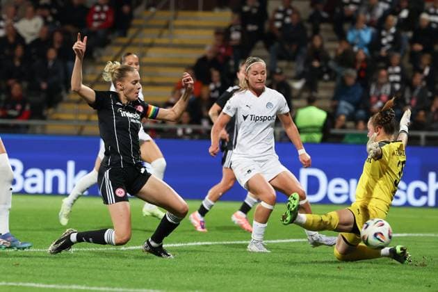 2025 10 03 xJFx second qualifying round UEFA Women™s Europa Cup 2025 2026 Eintracht Frankfurt 1 FC Slovacko v l , Laura Freigang Eintracht Frankfurt scores the goal for 2 0, goalkeeper Anezka Zelenkova 1 FC Slovacko DFL DFB REGULATIONS PROHIBIT ANY USE OF PHOTOGRAPHS as IMAGE SEQUENCES and or QUASI VIDEO Copyright: JoaquimxFerreira