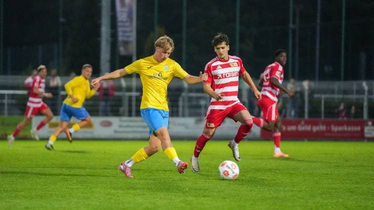 Soccer, Men, Season 2025 2026, Test match, Friendly match, FSV 63 Luckenwalde vs 1 FC Union Berlin, Wednesday 08 10 2025, Werner Seelenbinder Stadion Luckenwalde, In the picture Fritz Schröder l Luckenwalde and David Preu r Union Brandenburg Germany