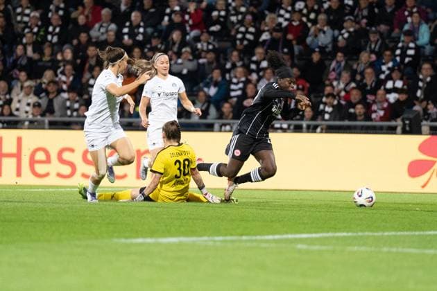 08 10 2025, xhfmx, Football UEFA Women s Europa Cup Quali, Eintracht Frankfurt 1 FC Slovacko Anezka Zelenkova 1 FC Slovacko fouls Nicole Anyomi Eintracht Frankfurt in the penalty area DFL DFB REGULATIONS PROHIBIT ANY USE OF PHOTOGRAPHS as IMAGE SEQUENCES and or QUASI VIDEO Frankfurt