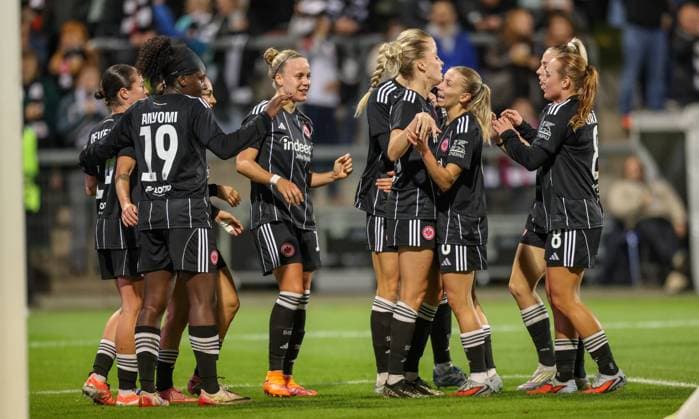 DEU, Frankfurt, Eintracht Frankfurt vs 1 FC Slovacko, UEFA WomenÊ¼s Europa Cup, UEFA, season 2526, Stadion am Bretanobad, playoffs, first leg in the picture Laura Freigang Eintracht Frankfurt 10 scores the goal for 2 0, cheering with the team DFB DFL REGULATIONS PROHIBIT ANY USE OF PHOTOGRAPHS AS IMAGE SEQUENCES AND OR QUASI VIDEO, 08 10 2025 Copyright: HMBxMedia HendrikxHamelau