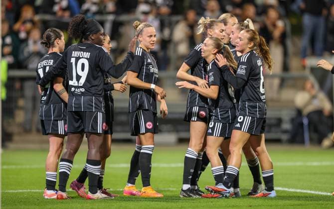 DEU, Frankfurt, Eintracht Frankfurt vs 1 FC Slovacko, UEFA WomenÊ¼s Europa Cup, UEFA, season 2526, Stadion am Bretanobad, playoffs, first leg in the picture Laura Freigang Eintracht Frankfurt 10 scores the goal for 2 0, cheering with the team DFB DFL REGULATIONS PROHIBIT ANY USE OF PHOTOGRAPHS AS IMAGE SEQUENCES AND OR QUASI VIDEO, 08 10 2025 Copyright: HMBxMedia HendrikxHamelau