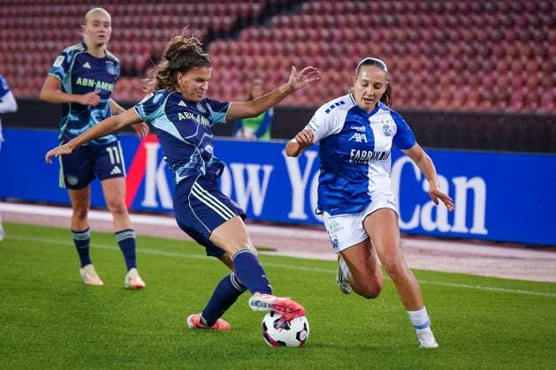 Football UEFA Womens Europa Cup Qualification 2025 26, 2 Round Grasshopper Club Zurich GC Womens Football SUI vs AFC Ajax Amsterdam NED Letzigrund Zurich, Switzerland Janina Egli GC Womens Football, 7 and Danique Noordman Ajax Amsterdam, 16 in a duel Zurich Canton Zurich Switzerland Copyright: xJOERANxSTEINSIEKx