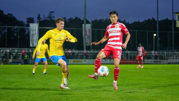 Soccer, Men, Season 2025 2026, Test match, Friendly match, FSV 63 Luckenwalde vs 1 FC Union Berlin, Wednesday 08 10 2025, Werner Seelenbinder Stadion Luckenwalde, In the picture Tim Maciejewski l Luckenwalde and Wooyeong Jeong r Union Brandenburg Germany
