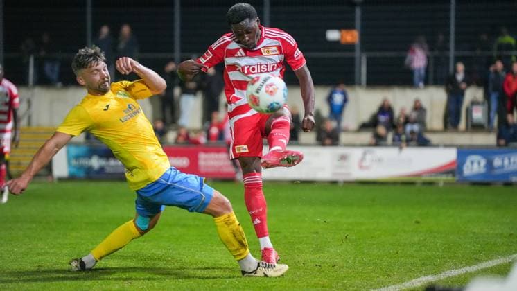 Soccer, Men, Season 2025 2026, Test match, Friendly match, FSV 63 Luckenwalde vs 1 FC Union Berlin, Wednesday 08 10 2025, Werner Seelenbinder Stadion Luckenwalde, In the picture Clemens Koplin l Luckenwalde and Stanley Nsoki r Union Brandenburg Germany