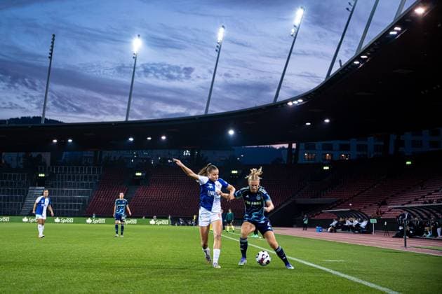 Zurich, Switzerland, October 8th 2025 Visscher Amber (2 Ajax), right, and Giulia Looser (24 Grasshopper Club), left, in action during the UEFA Womens Europa Cup match between GC Frauenfussball and Ajax Amsterdam at Letzigrund, Zurich, Switzerland. (Priscila Bütler SPP) Copyright: xPriscilaxBütlerx xSPPx spp-en-PrBSp-_DSC8103