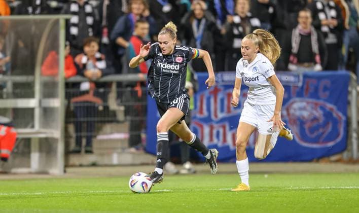 DEU, Frankfurt, Eintracht Frankfurt vs 1 FC Slovacko, UEFA WomenÊ¼s Europa Cup, UEFA, Season 2526, Stadion am Bretanobad, Playoffs, First leg in the picture from l n r Laura Freigang Eintracht Frankfurt 10 , Lucie KrejÄova 1 FC Slovacko 14 DFB DFL REGULATIONS PROHIBIT ANY USE OF PHOTOGRAPHS AS IMAGE SEQUENCES AND OR QUASI VIDEO, 08 10 2025 Copyright: HMBxMedia HendrikxHamelau