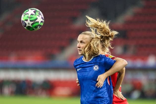 Enschede, Netherlands, October 8th 2025: Agnes Beever-Jones (33 Chelsea FC) battles for possession with Lieske Carleer (4 FC Twente) during the UEFA Womens Champions League League Phase MD1 football game between FC Twente and FC Chelsea at De Grolsch Veste in Enschede, Netherlands. (Leiting Gao SPP) Copyright: xLeitingxGaox xSPPx spp-en-LeGaSp-LG202510083359