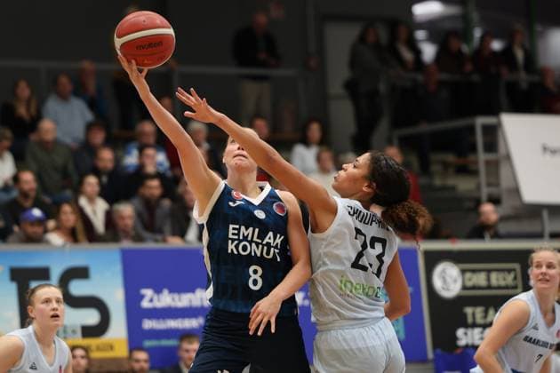 08 10 2025, Basketball, Women, Eurocup Women, Season 2025 2026, Saarlouis Royals EMLAK Konut SK Istanbul, Brynn Shoup Hill Saarlouis Royals , Antonia Delaere EMLAK Konut SK Istanbul Saarlouis Stadtgartenhalle Saarland Germany DEU Copyright: xSebastianxBachx