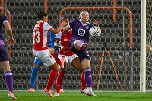 251008 RSC ANDERLECHT VS SC BRAGA Ana Rodrigues (23) of Braga pictured defending on Rimante Jonusaite (20) of Anderlecht during a female soccer game between RSC Anderlecht Women and SC Braga on the 2nd qualifying round first leg of the 2025-2026 season of the Uefa Womens Europa Cup , on Wednesday 8 October 2025 in Deinze , Belgium . PHOTO SPORTPIX David Catry Deinze Burgemeester Van de Wielestadion Belgium  Copyright: xSportpix.bex xDavidxCatryxDavidxCatryx
