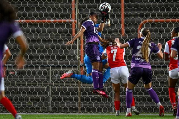 251008 RSC ANDERLECHT VS SC BRAGA Mickaella Cardia (12) of Anderlecht pictured fighting for the ball during a female soccer game between RSC Anderlecht Women and SC Braga on the 2nd qualifying round first leg of the 2025-2026 season of the Uefa Womens Europa Cup , on Wednesday 8 October 2025 in Deinze , Belgium . PHOTO SPORTPIX David Catry Deinze Burgemeester Van de Wielestadion Belgium  Copyright: xSportpix.bex xDavidxCatryxDavidxCatryx