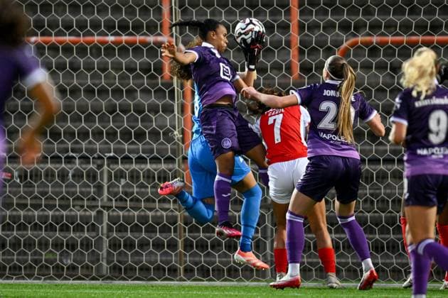 251008 RSC ANDERLECHT VS SC BRAGA Mickaella Cardia (12) of Anderlecht pictured fighting for the ball during a female soccer game between RSC Anderlecht Women and SC Braga on the 2nd qualifying round first leg of the 2025-2026 season of the Uefa Womens Europa Cup , on Wednesday 8 October 2025 in Deinze , Belgium . PHOTO SPORTPIX David Catry Deinze Burgemeester Van de Wielestadion Belgium  Copyright: xSportpix.bex xDavidxCatryxDavidxCatryx