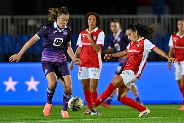 251008 RSC ANDERLECHT VS SC BRAGA Tine De Caigny (6) of Anderlecht pictured fighting for the ball with Nadia Bravo (86) of Braga during a female soccer game between RSC Anderlecht Women and SC Braga on the 2nd qualifying round first leg of the 2025-2026 season of the Uefa Womens Europa Cup , on Wednesday 8 October 2025 in Deinze , Belgium . PHOTO SPORTPIX David Catry Deinze Burgemeester Van de Wielestadion Belgium  Copyright: xSportpix.bex xDavidxCatryxDavidxCatryx
