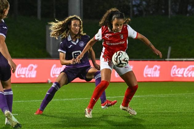 251008 RSC ANDERLECHT VS SC BRAGA Azzurra Gallo (3) of Anderlecht pictured fighting for the ball with Nadia Bravo (86) of Braga during a female soccer game between RSC Anderlecht Women and SC Braga on the 2nd qualifying round first leg of the 2025-2026 season of the Uefa Womens Europa Cup , on Wednesday 8 October 2025 in Deinze , Belgium . PHOTO SPORTPIX David Catry Deinze Burgemeester Van de Wielestadion Belgium  Copyright: xSportpix.bex xDavidxCatryxDavidxCatryx