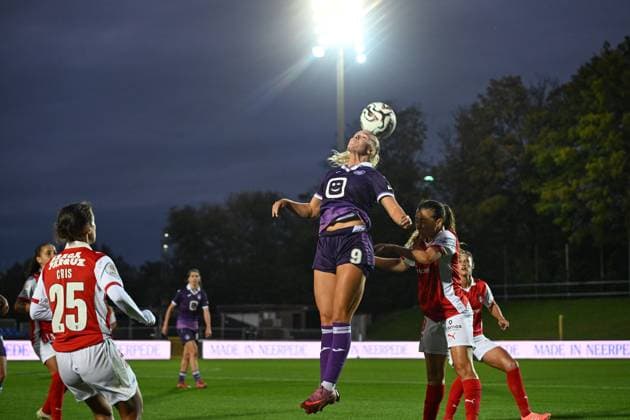 251008 RSC ANDERLECHT VS SC BRAGA Vigdis Kristjansdottir (9) of Anderlecht pictured fighting for the ball with Alicia Correia (19) of Braga during a female soccer game between RSC Anderlecht Women and SC Braga on the 2nd qualifying round first leg of the 2025-2026 season of the Uefa Womens Europa Cup , on Wednesday 8 October 2025 in Deinze , Belgium . PHOTO SPORTPIX David Catry Deinze Burgemeester Van de Wielestadion Belgium  Copyright: xSportpix.bex xDavidxCatryxDavidxCatryx