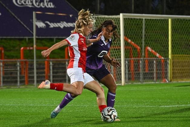 251008 RSC ANDERLECHT VS SC BRAGA Maria Luisa Schmidt (9) of Braga pictured in a duel with Nia Elyn (4) of Anderlecht during a female soccer game between RSC Anderlecht Women and SC Braga on the 2nd qualifying round first leg of the 2025-2026 season of the Uefa Womens Europa Cup , on Wednesday 8 October 2025 in Deinze , Belgium . PHOTO SPORTPIX David Catry Deinze Burgemeester Van de Wielestadion Belgium  Copyright: xSportpix.bex xDavidxCatryxDavidxCatryx