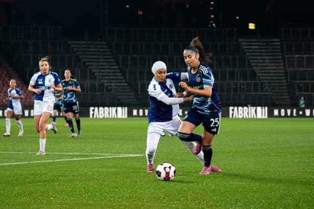 Zurich, Switzerland, October 8th 2025 Lina Touzani (25 Ajax), right, and Imane Touriss (20 Grasshopper Club), left, in action during the UEFA Womens Europa Cup match between GC Frauenfussball and Ajax Amsterdam at Letzigrund, Zurich, Switzerland. (Priscila Bütler SPP) Copyright: xPriscilaxBütlerx xSPPx spp-en-PrBSp-_A928406