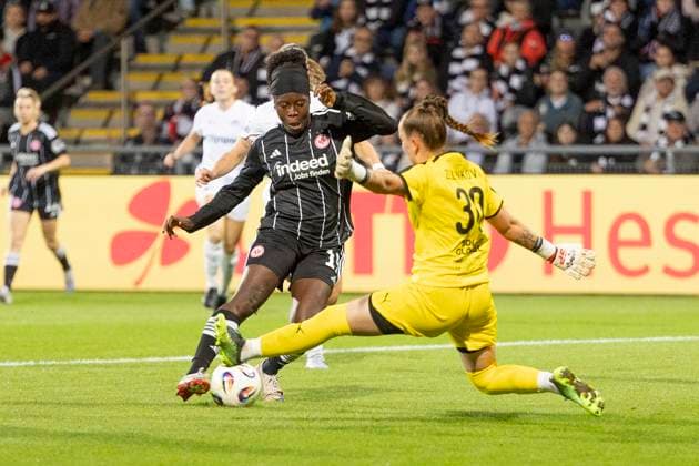 UEFA Womens Europa Cup Eintracht Frankfurt 1 FC Slovacko, 08 10 2025 Nicole Anyomi Eintracht Frankfurt 19 in a one-on-one duel against Anezka Zelenkova 1 FC Slovacko 30 , Eintracht Frankfurt 1 FC Slovacko, Frankfurt, Stadion am Brentanobad, 8 10 2025 Copyright: xBEAUTIFULxSPORTS Gawlikx