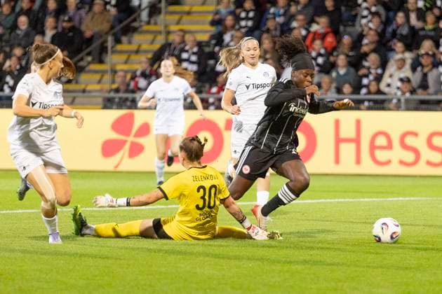 UEFA Womens Europa Cup Eintracht Frankfurt 1 FC Slovacko, 08 10 2025 Anezka Zelenkova 1 FC Slovacko 30 brings down Nicole Anyomi Eintracht Frankfurt 19 in the penalty area and causes a penalty kick, Eintracht Frankfurt 1 FC Slovacko, Frankfurt, Stadion am Brentanobad, 8 10 2025 Copyright: xBEAUTIFULxSPORTS Gawlikx