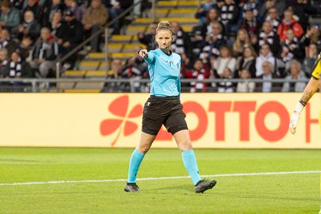 UEFA Womens Europa Cup Eintracht Frankfurt 1 FC Slovacko, 08 10 2025 Vanja Jankovic Referee Referee points to the penalty spot Penalty kick, Eintracht Frankfurt 1 FC Slovacko, Frankfurt, Stadion am Brentanobad, 8 10 2025 Copyright: xBEAUTIFULxSPORTS Gawlikx