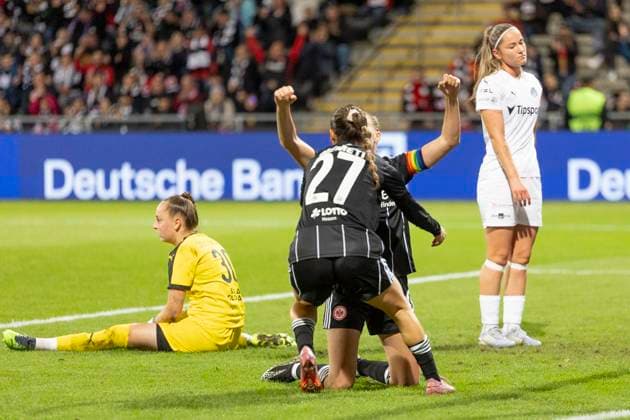 UEFA Womens Europa Cup Eintracht Frankfurt 1 FC Slovacko, 08 10 2025 Laura Freigang Eintracht Frankfurt 10 scored the goal for 2 0 and celebrates with e27 in the background sits the beaten Anezka Zelenkova 1 FC Slovacko 30 and also Klara Blahova 1 FC Slovacko 27 is dejectedly sad, Eintracht Frankfurt 1 FC Slovacko, Frankfurt, Stadion am Brentanobad, 8 10 2025 Copyright: xBEAUTIFULxSPORTS Gawlikx
