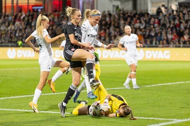 UEFA Womens Europa Cup Eintracht Frankfurt 1 FC Slovacko, 08 10 2025 Anezka Zelenkova 1 FC Slovacko 30 is ahead Laura Freigang Eintracht Frankfurt 10 Geraldine Reuteler Eintracht Frankfurt 14 Amanda Ilestedt Eintracht Frankfurt 13 on the ball, Eintracht Frankfurt 1 FC Slovacko, Frankfurt, Stadion am Brentanobad, 8 10 2025 Copyright: xBEAUTIFULxSPORTS Gawlikx
