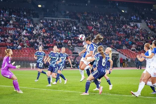 Football UEFA Womens Europa Cup Qualification 2025 26, 2 Round Grasshopper Club Zurich GC Womens Football SUI vs AFC Ajax Amsterdam NED Letzigrund Zurich, Switzerland Header in the penalty area by Kayla Mckenna GC Womens Football, 12 Zurich Canton Zurich Switzerland Copyright: xJOERANxSTEINSIEKx